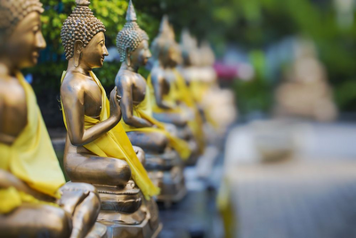 Buddhastatuen im Seema Malaka Tempel in Colombo, Sri Lanka Rundreise